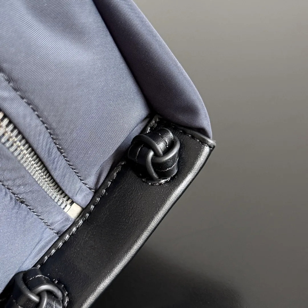 Batch 1160 Bottega Veneta When BV's classic genes are integrated into daily storage, this new bag directly understands the "advanced practical aesthetics"✨The new storage bag reshapes the sense of daily ritual with a low-key luxury attitude. The selection of high-quality nylon is light but tough. It reflects BV's dedication to quality. It can withstand the bumps of the journey and complement the daily sophistication. The large capacity is amazing, and the partitioned storage is ingeniously designed. Cosmetics and small items are in their proper places. Business trips, travels, and commuting are all about worry-free storage in one package. Style number: 806369 Size: 20*10*9cm